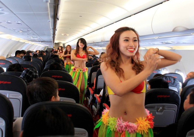 VietJet lại để vũ công mặc bikini “quậy” trên máy bay đến Singapore - ảnh 3
